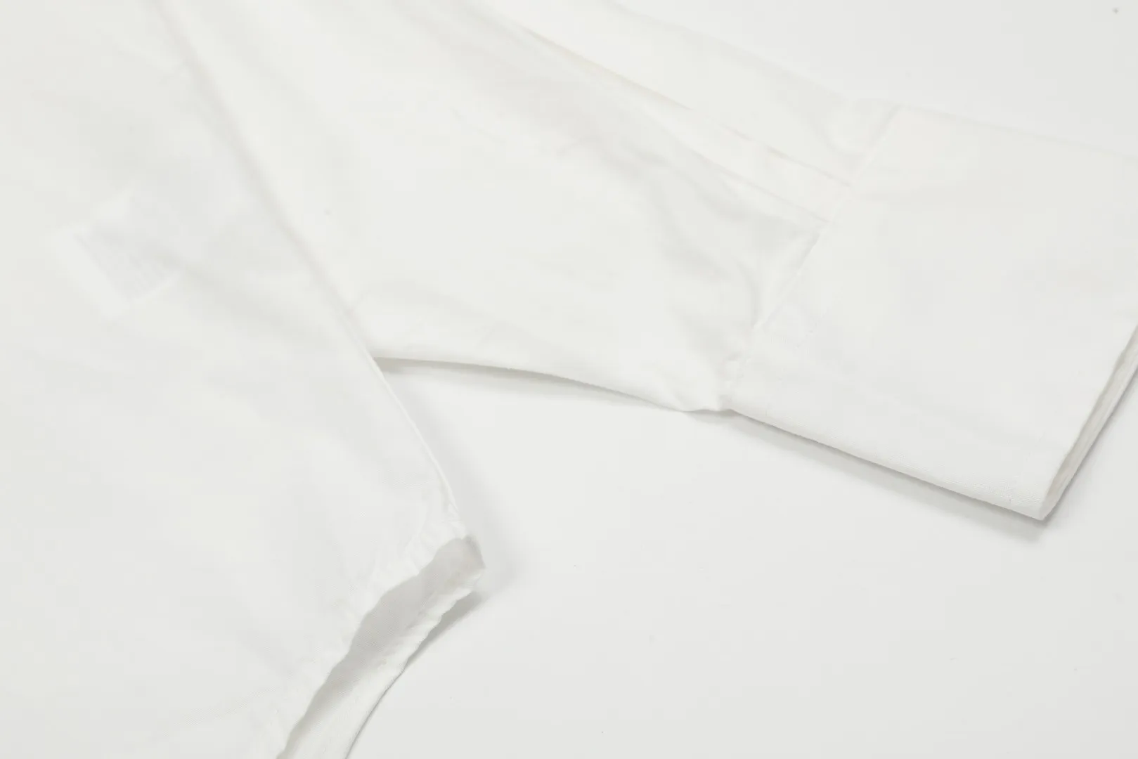 vivienne west wood The Queen Mother of the West Vivienne Heavy-duty patchwork old-style washed embroidered shirt Four seasons style Heavy-duty embroidery patch washing design on the back Very beautiful and unique Sleeve folding design with high workmanship Expanded arc design at the hem Loose and casual, slimming 5 color combinations are very versatile Correct accessories in the whole series Every detail is completely restored Straight to the full color Color: Eucalyptus green Sky blue Taro purple Pink White Size: S M L